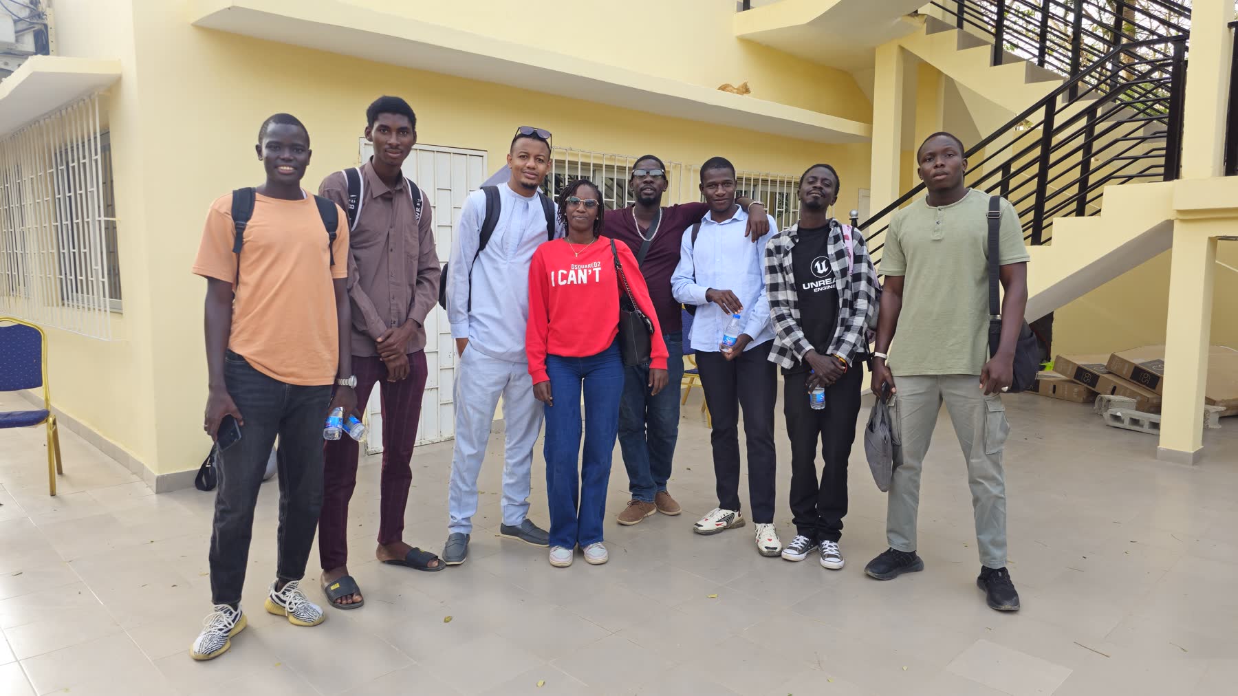 Photo de groupe en extérieur avec apprenants et formateurs après une session.